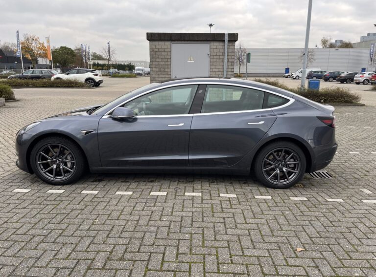 Tesla Model 3 zijkant