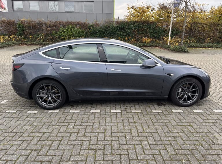 Tesla Model 3 zijkant