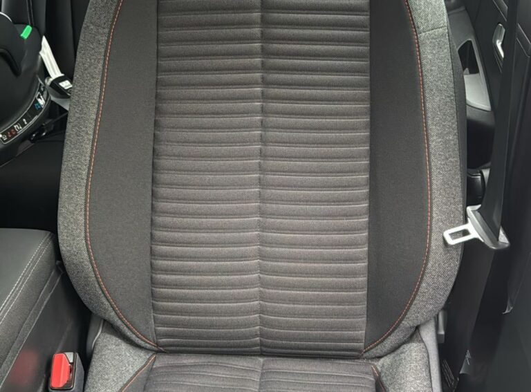 Peugeot e-208 Active voorstoelen