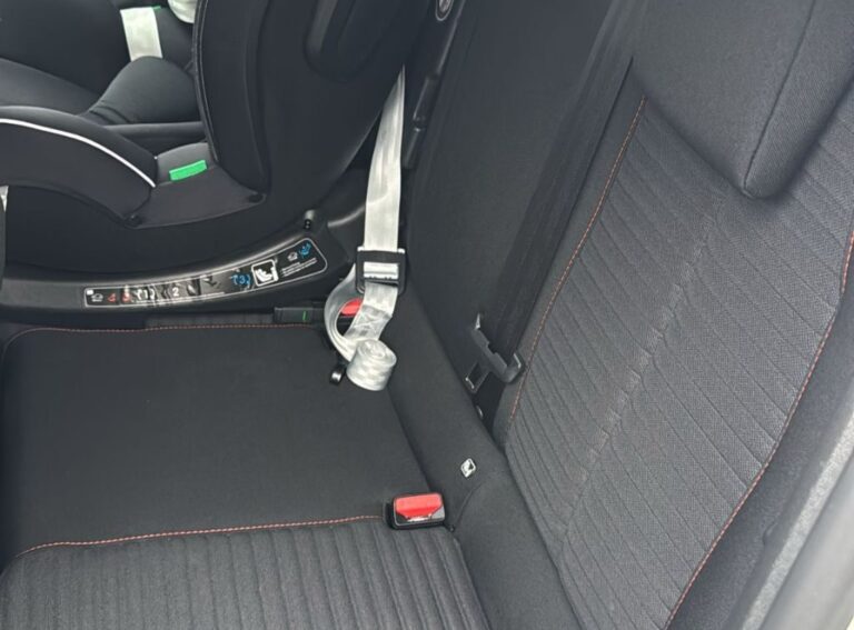 Peugeot e-208 Active achterbank