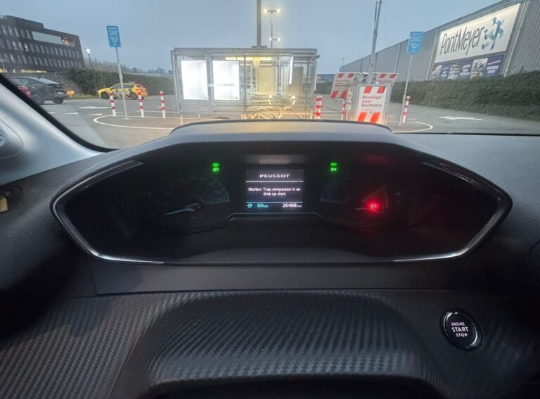 Peugeot e-208 Active dashboard