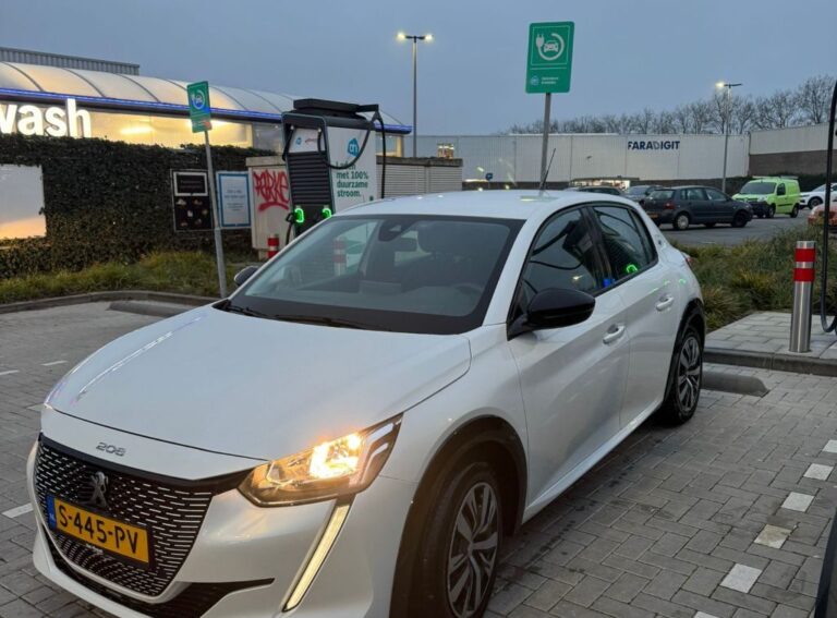 Peugeot e-208 Active zijkant en vooraanzicht