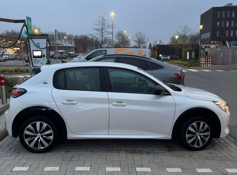 Peugeot e-208 Active zijkant