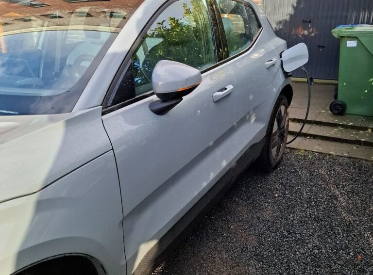 Volvo EX30 zijkant