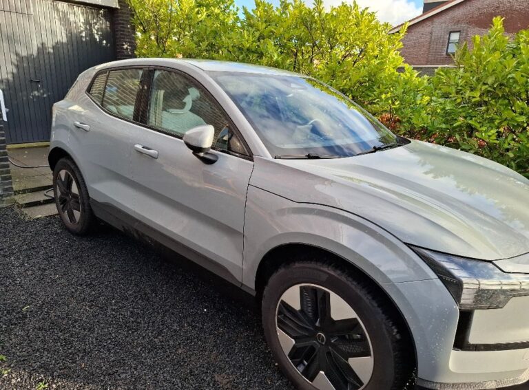 Volvo EX30 zijkant