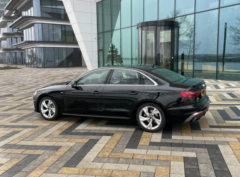 Audi A4 Limousine S Tronic zijkant