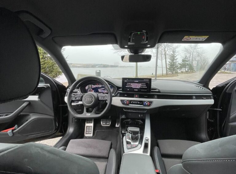 Audi A4 Limousine S Tronic dashboard