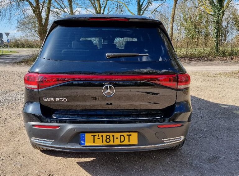 Mercedes Benz EQB achterkant