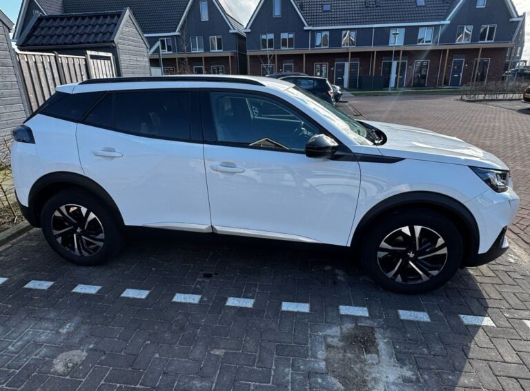 Peugeot 2008 zijkant