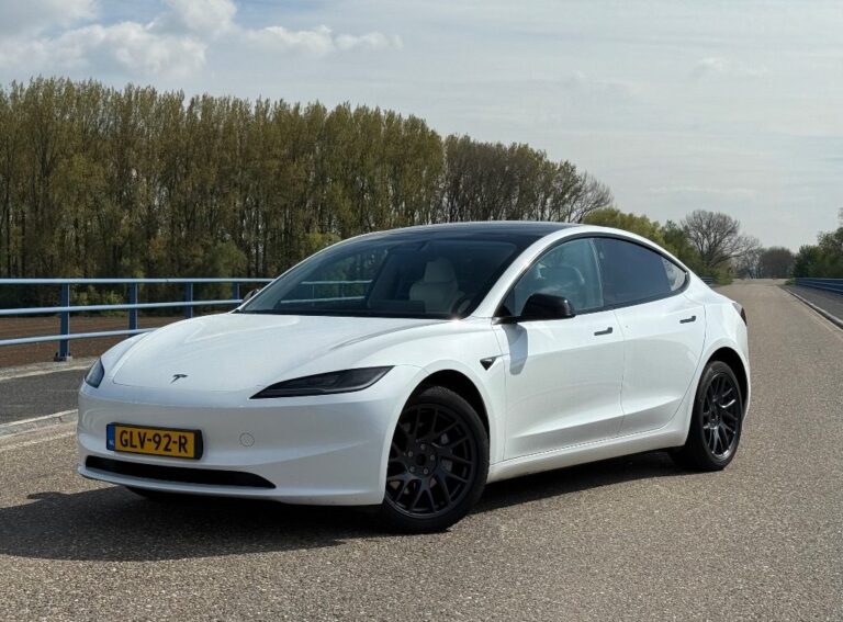 Tesla Model 3 zijkant