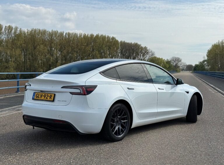 Tesla Model 3 zijkant