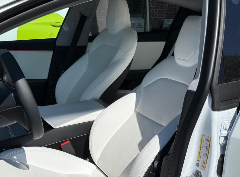 Tesla Model 3 voorstoelen