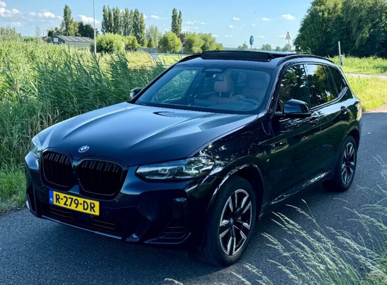 BMW iX3 zijkant