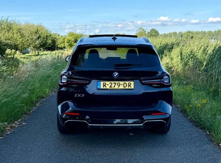 BMW iX3 achterkant