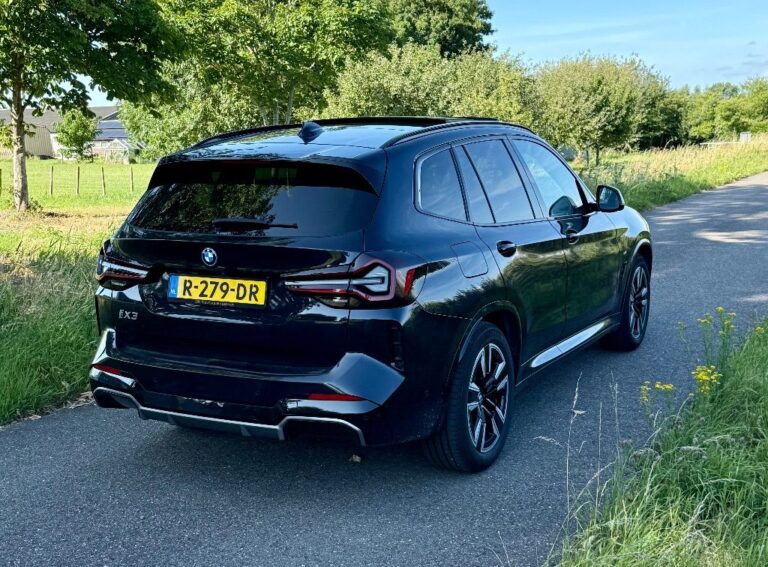 BMW iX3 zijkant