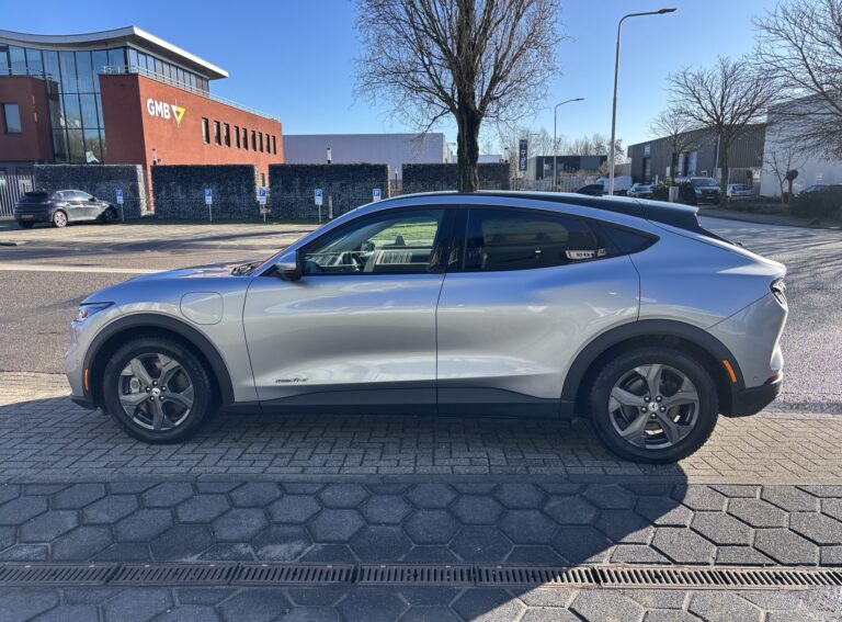 Ford Mustang Mach E Silver bestuurderszijde