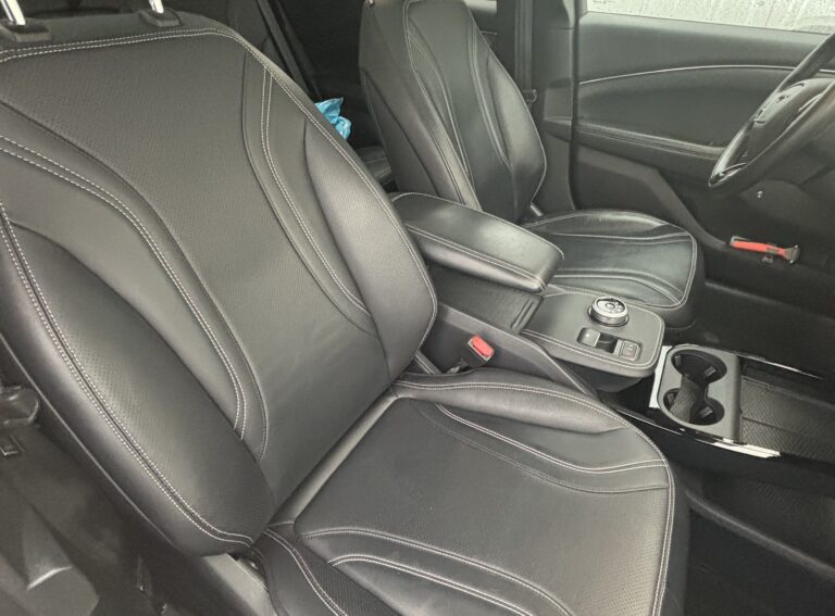 Ford Mustang Mach E Silver voorstoelen